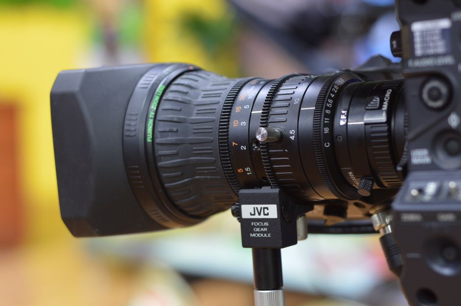 Un tecnico che analizza una telecamera industriale per la visione artificiale in un ambiente di produzione.